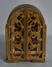 Reloj de mesa JUST, de bronce dorado con rejas. Alto: 15,6 cm.