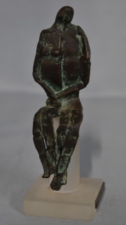 Pareja, pequeña escultura de bronce de Elina Misrahi. 12.5 cm.