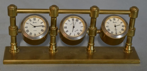 Reloj Triple Harrods con soporte de bronce. Frente: 19 cm.