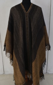 Poncho de lana de Buenos Aires. En dos paños, listones marrón oscuro y claro; de 226 x 134 cm.
