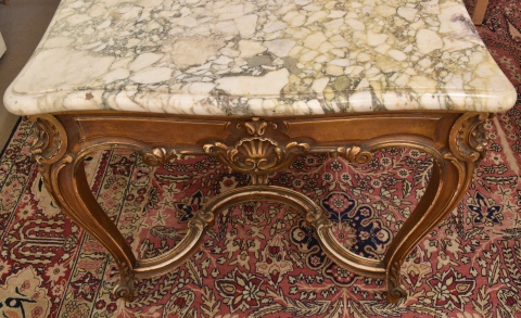 Mesa de sala estilo Luis XV con filetes dorados y tapa de mármol blanco. Peq. tiros polilla. Alto: 77 cm. Frente: 162 cm