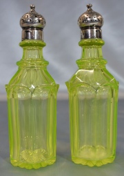 Par de Cernidores, de vidrio verde con tapones. Alto: 19,2 cm.