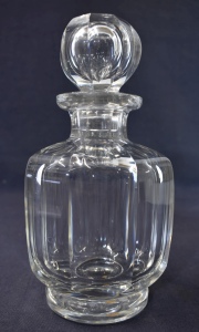 Par de botellones de cristal de Baccarat. Alto: 20,5 cm.