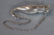 YESQUERO COLONIAL, de plata batida maciza. Tapa y cadena. Alto 10 cm.