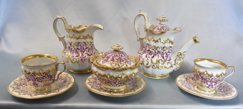 JUEGO 'TU Y YO', en porcelana sin identificar de época victoriana. Profusa decoración en oro, compuesta por tetera, azuc