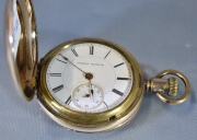 Reloj de Bolsillo Hampden & Co. grabado: Juan Domingo Perón. De bronce dorado. Deterioros. Diámetro: 5.5 cm.