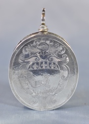 PORTA RELIQUIA, en plata batida. Escudo nobiliario de armas en su frente y en su dorso. Interior con una placa en materi