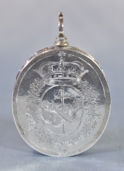 PORTA RELIQUIA, en plata batida. Escudo nobiliario de armas en su frente y en su dorso. Interior con una placa en materi