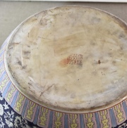 Pecera China, de porcelana policromada, con base de madera. Alto: 48 cm. Diámetro: 52 cm. Alto con base: 73 cm.
