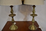 Par de Lámparas de bronce dorado, dec. de molduras, con pantallas. Alto: 91 cm.