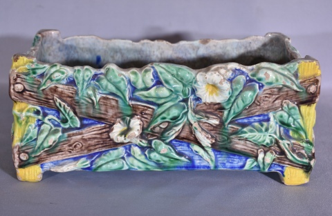 Macetero rectangular de cerámica, decoración de flores. Frente: 28 cm. Alto: 12,5 cm.