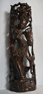 Mujer, figura de ébano de macassar calada y tallada. Alto 85 cm. .
