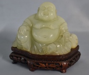 Buda en piedra dura china, con base de madera. Alto: 13 cm.