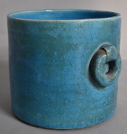 Cache pot chino, de cerámica turquesa, Alto: 14 cm. Diámetro: 17 cm.