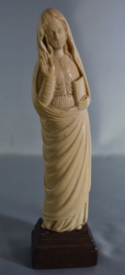 Santa Bendicente, talla francesa de marfil, base madera. Alto total: 24 cm.