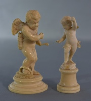 Cupido y Angel. dos pequeñas tallas francesas de marfil. Alto: 9,3 y 8,6 cm.