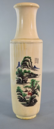 Vaso Chino pequeño, de marfil pintado con paisaje oriental e inscripciones. Alto: 15,5 cm.