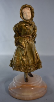 Escultura, Joven con capelina, bronce. Alto: 19,5 cm.