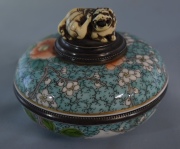 Caja con tapa porcelana oriental con perro de fo. Diámetro: 10 cm. Alto: 8,5 cm.