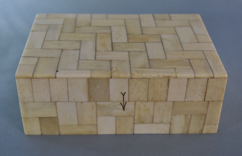 Caja rectangular con placas de hueso. Mide: 17 x 12 x 6 cm.