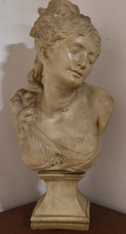 BUSTO DE MUJER, escultura en marmolina con ligera fisura.