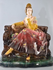 ANTONIO PEYRO MEZQUITA. Mujer sentada, cerámica. Alto: 50 cm. Frente: 43 cm.