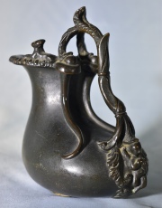 Jarra Hélenica de bronce, moderna. Alto: 18 cm.