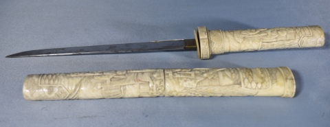 Cuchillo Japonés, decoración de personajes, faltantes. Largo: 38 cm.