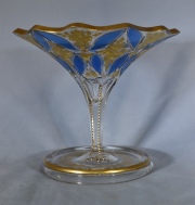 Centro de cristal neutro, azul y dorado. Alto: 21 cm. Francia, primera mitad siglo XX.