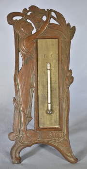 Termómetro Art Nouveau de cobre y bronce. Alto: 24 cm.