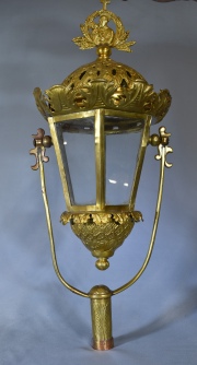 Par de faroles procesionales de bronce dorado. Alto: 50 cm.