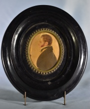 Perfil de Caballero, fin S. XIX. Miniatura oval. Alto miniatura: 8 cm. alto total: 20 cm. Fines siglo XIX.