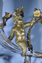 Centro de bronce con cornucopia y Joven Tritón.. Desperfectos. Frente: 40 cm. alto: 31 cm.