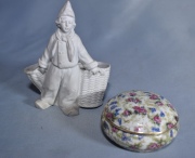 Pote de Limoges, decoración floral y niño biscuit. 2 Piezas. F. Diámetro: 8 cm. Alto: 13 cm.