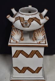 Vaso de cerámica europea blanca y marrón. Alto: 82 cm.