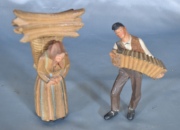 PAR DE FIGURAS, en madera tallada y policromada, representando un acordeonista y una mujer cargando leña.