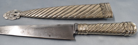 Cuchillo criollo de plata, con roturas. Largo hoja: 21 cm. Largo total: 39 cm.