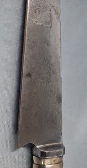 Cuchillo criollo de plata, con roturas. Largo hoja: 21 cm. Largo total: 39 cm.