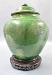 Vaso chino con esmalte verde. Al dorso cachet de Kerteux. Alto: 21 cm. Alto con base: 25 cm. Siglo XIX