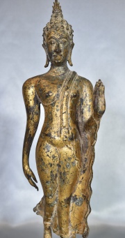 BUDA CAMINANTE, escultura Tailandesa de bronce dorado. Alto total: 33,5 cm.