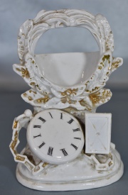Porta reloj de bolsillo de porcelana Isabelina blanca con realces dorados. cascadura. Alto: 15 cm.