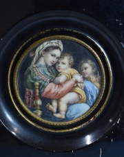 La Virgen de la silla, miniatura circular firmada M. Colaresi. Diámetro: 9,5 cm. En base a una pintura de Raf