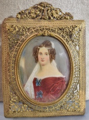 Dama con vestido bordo, tocado con perlas, firmada Stielen. Alto miniatura 8 cm.
