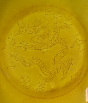Plato porcelana china amarilla con dragón, con atril. Diámetro: 22 cm.