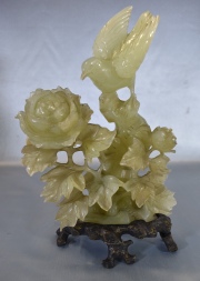 Talla china de jade tallado, Pájaro sobre rameados y flores. Alto total: 24,5 cm. Base de madera tallada con restauros.
