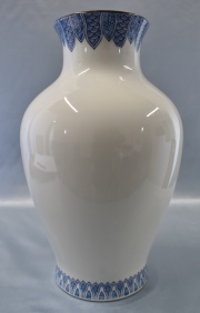 Vaso globular, porcelana japonesa con decoración de paisaje con esmalte azul. Alto: 29,2 cm.