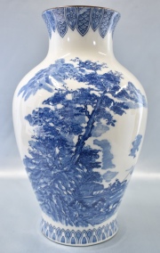 Vaso globular, porcelana japonesa con decoración de paisaje con esmalte azul. Alto: 29,2 cm.