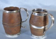 Dos jarros coloniales de madera y aplicaciones de plata. Alto: 10,5 y 12 cm.