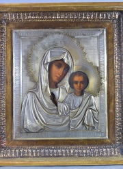 Nuestra Señora de Kazán, ícono ruso, pintura sobre madera con riza de plata. Icono mide: 44 x 40 cm. Marco: 31 x 26
