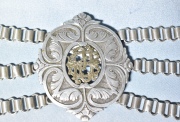RASTRA, de plata, monograma sobredorado, punzón Platero M.M. Arias. Peso: 188 gr